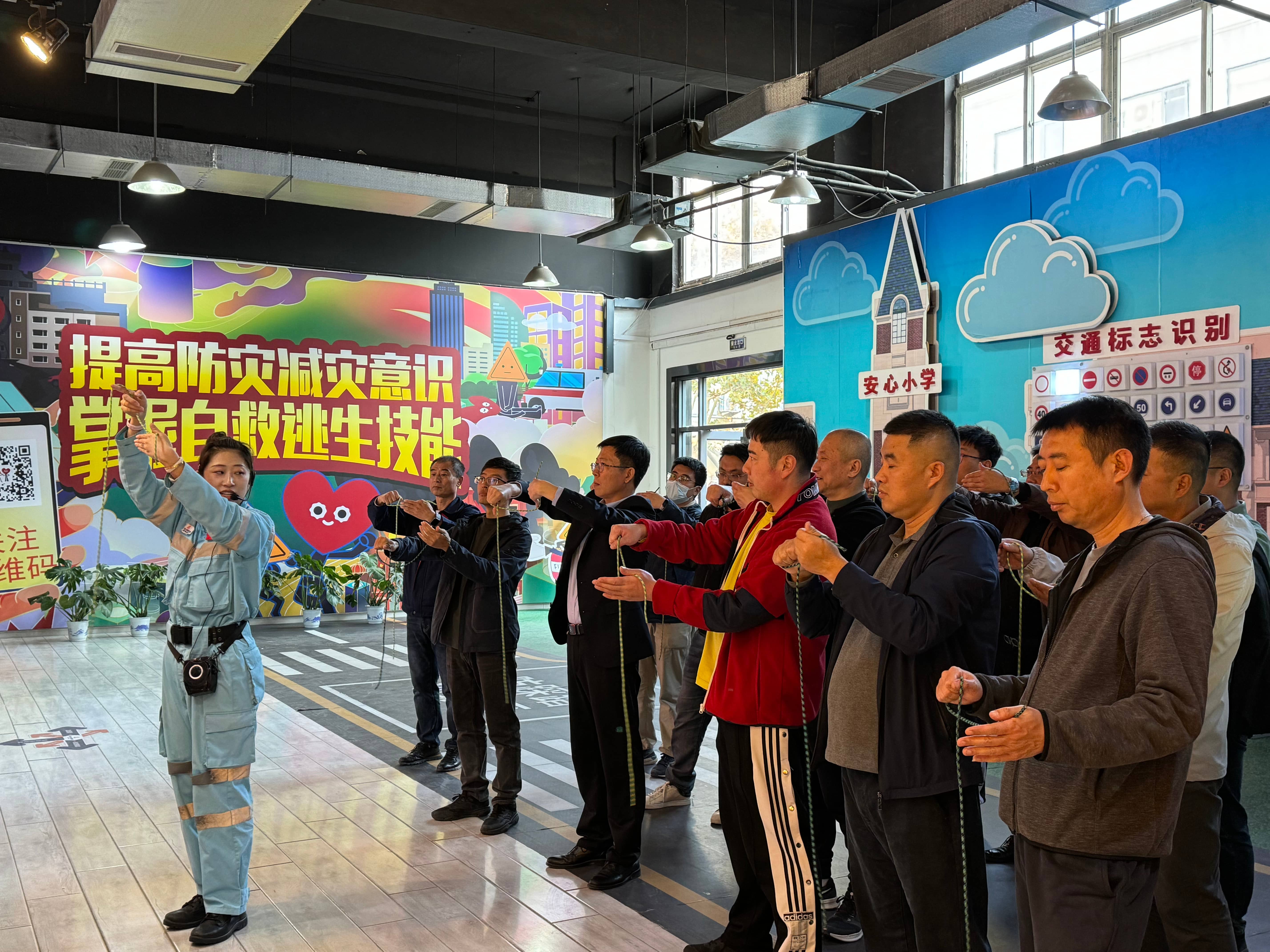 集團公司組織開展安全應(yīng)急體驗培訓(xùn)(1).jpg